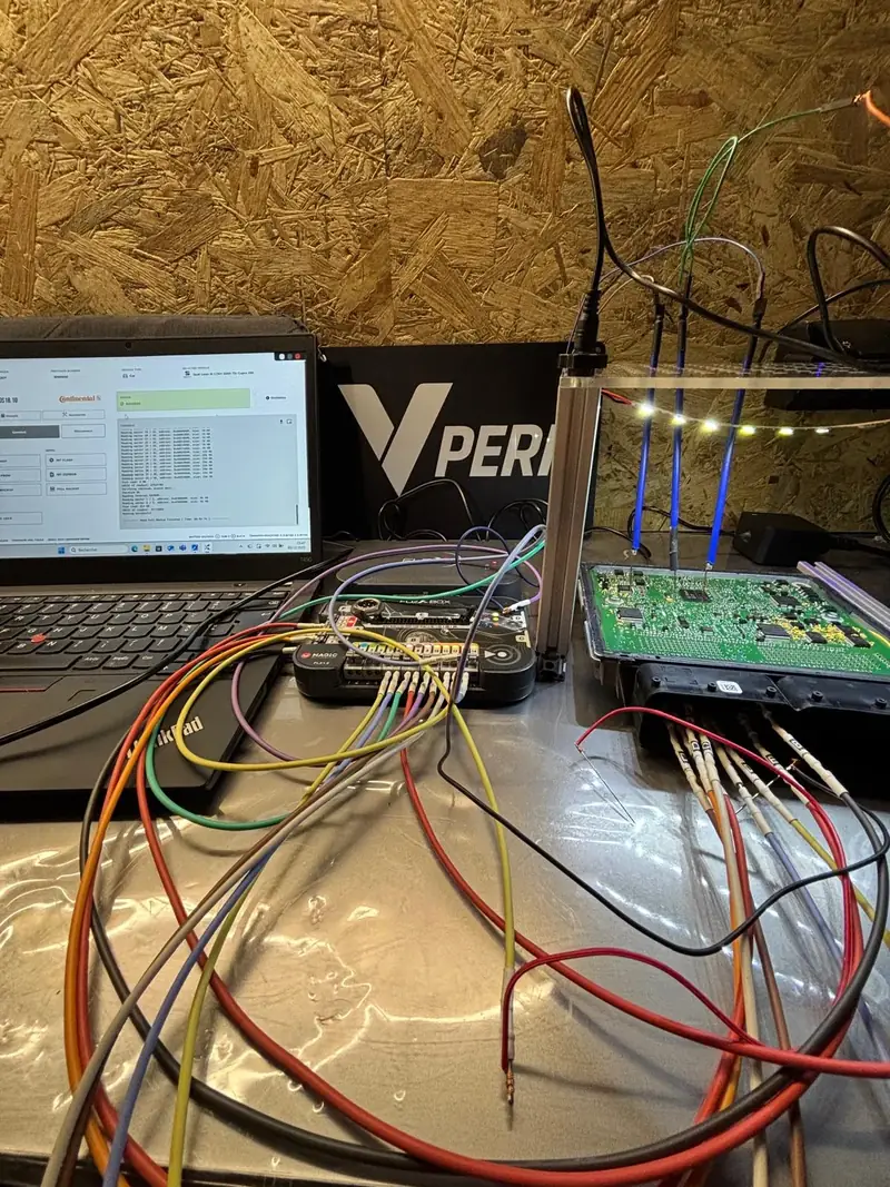 Calculateur ouvert et raccordé sur l’établi de l’atelier