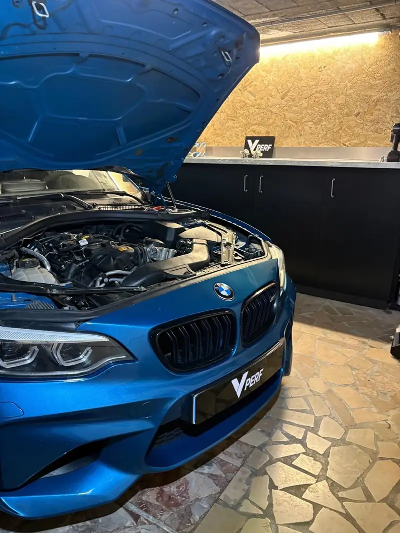 Compartiment moteur d’une BMW M140i dans l’atelier V-PERF