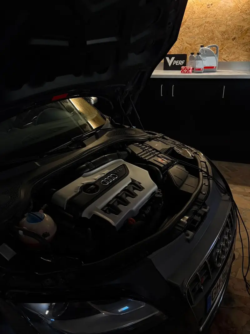 Compartiment moteur d’une Audi dans l’atelier V-PERF