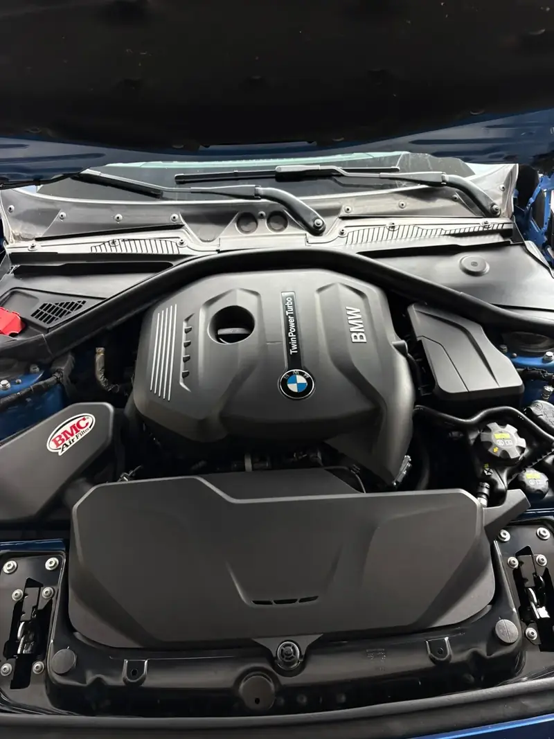 Compartiment moteur d’une BMW à l’atelier