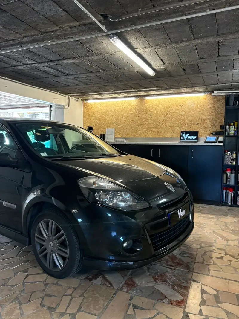 Renault Clio III dans l’atelier V-PERF