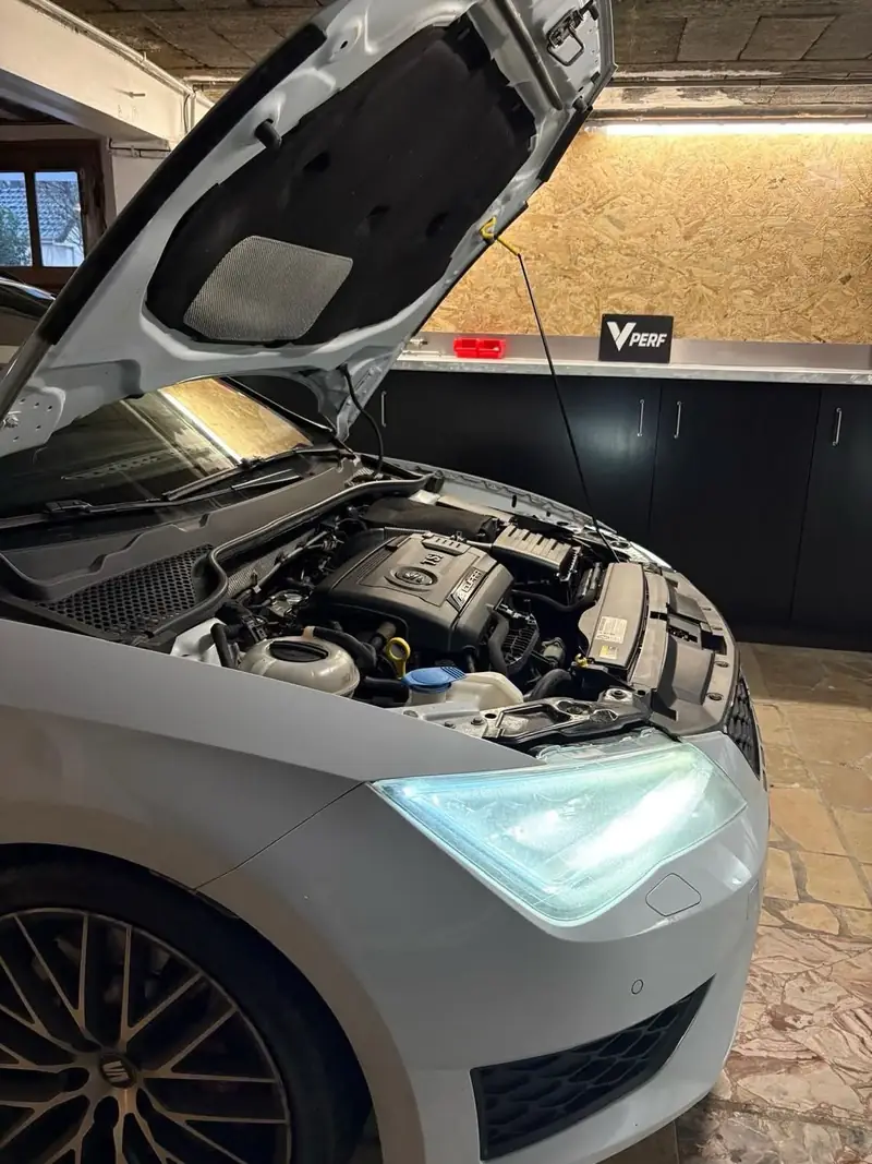 Seat Leon Cupra dans l’atelier V-PERF